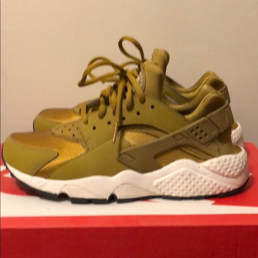 Nike Wmns Air Hurache Run - image 2